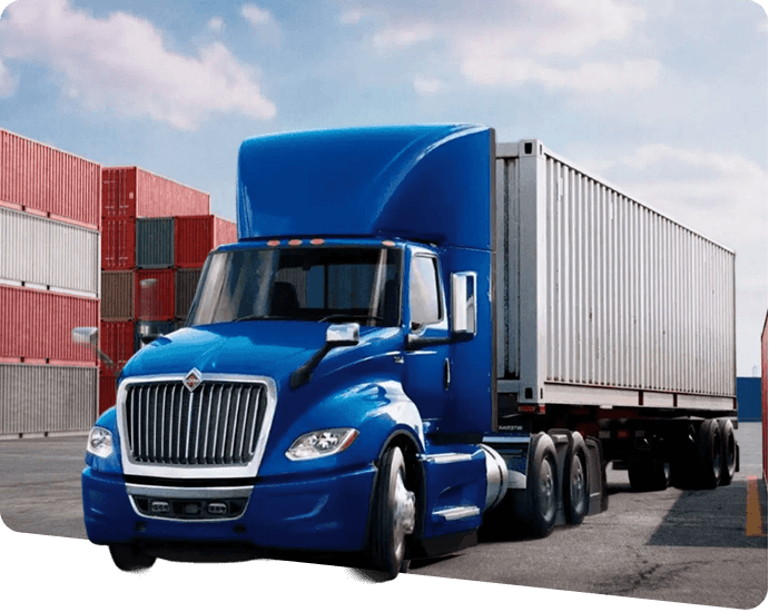 Camión de carga azul en patio de contenedores para servicios de transporte y logística de MMX Trucking & Logistics